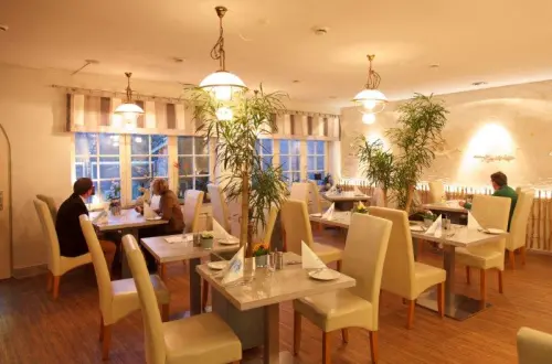 Erleben Sie einen sch&ouml;nen Abend in unserem Restaurant Leuchtfeuer Horumersiel. Die Schauspielerin Stephanie Trapp liest aus unterhaltsamer Literatur zwischen den G&auml;ngen eines kulinrischen 4 Gang Men&uuml;. Ein tolles Erlebnis zu zweit oder mit Freunden. Gern stellen wir Ihnen auch einen Geschenkgutschein aus.